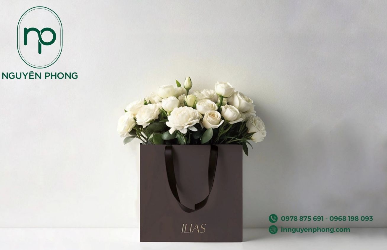 Mẫu túi giấy đựng hoa in ép nhũ nổi bật logo